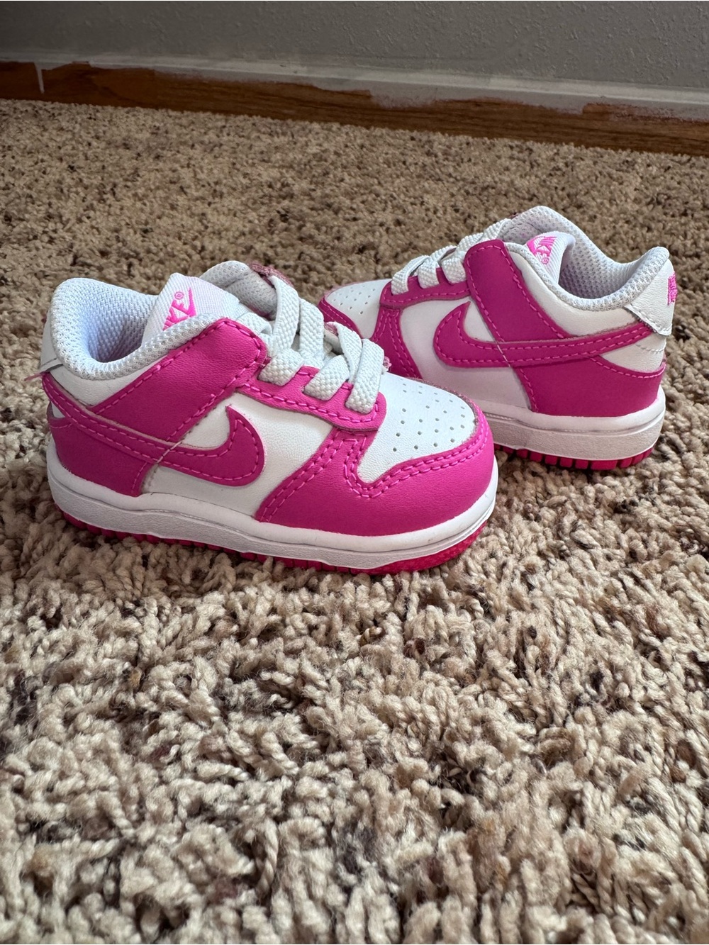 NEW W/O TAGS: Nike Kids Hot Pink & White Low-Top Sneakers